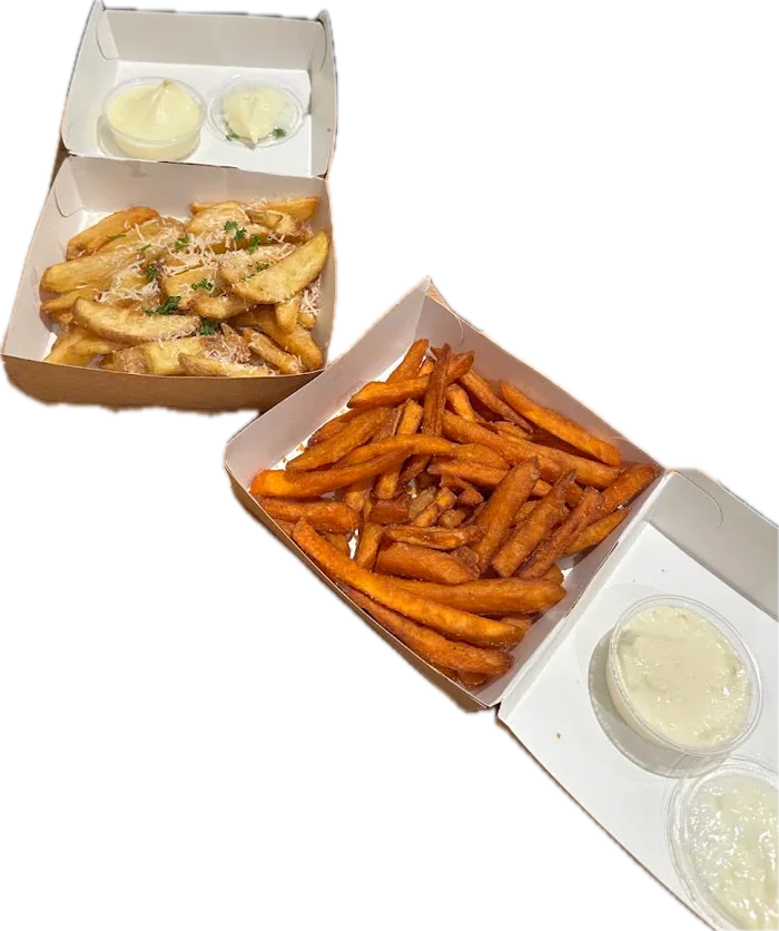Pommes und Süßkartoffel-Pommes